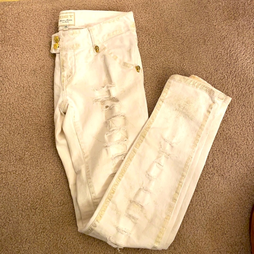 NWOT- MET Italian Brand White Distressed Skinny Jeans w/ Gold & Skull Rivets, 25